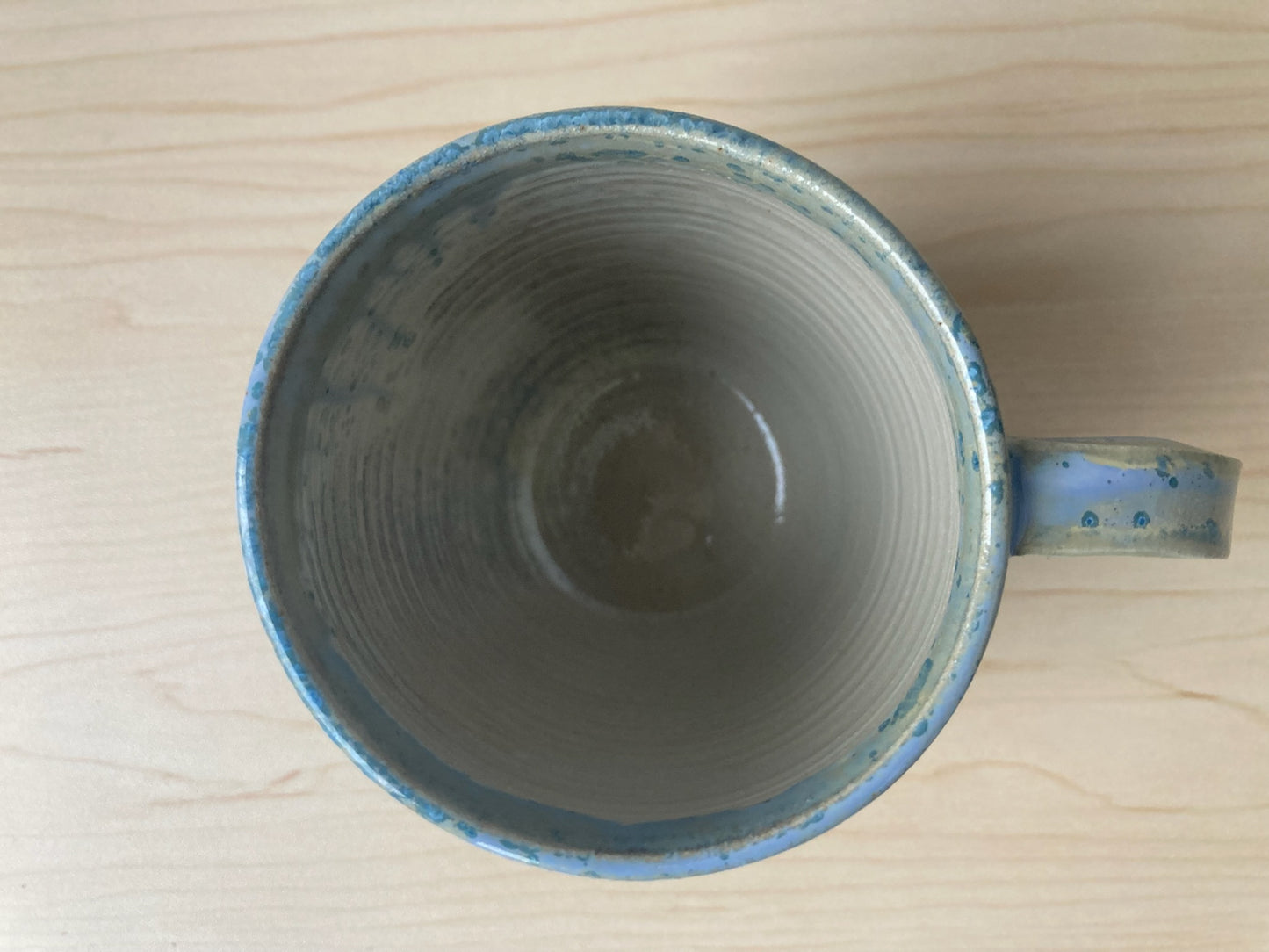 Mug beige, bleu et vert