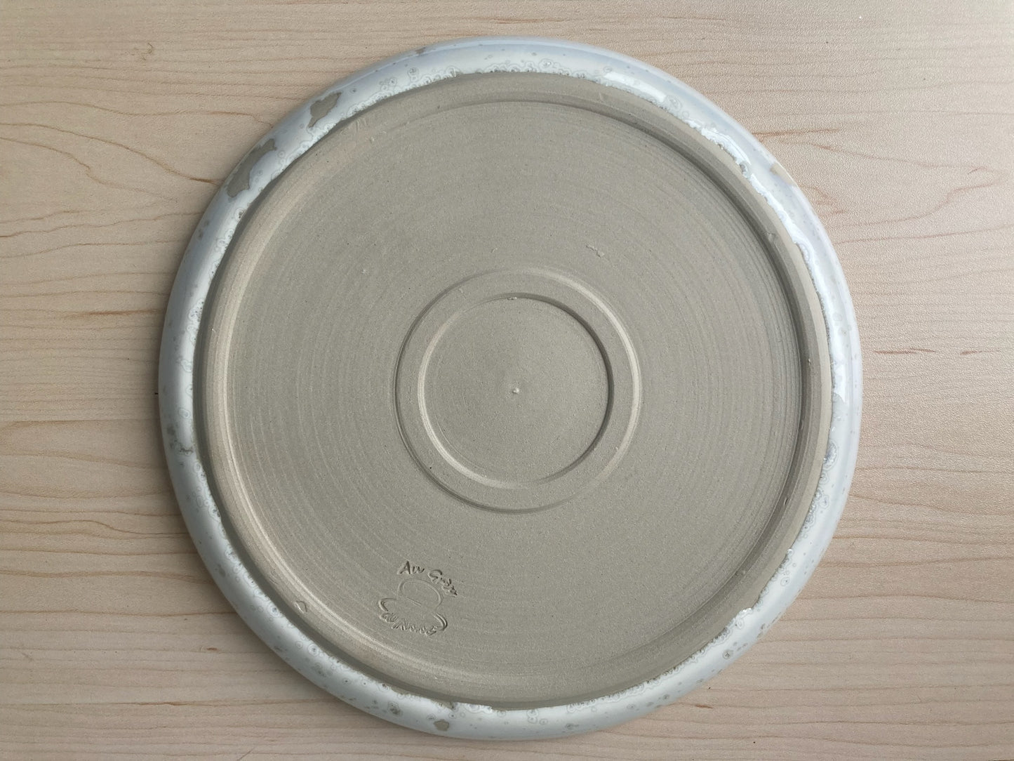 Petite assiette plate tachetée bleue