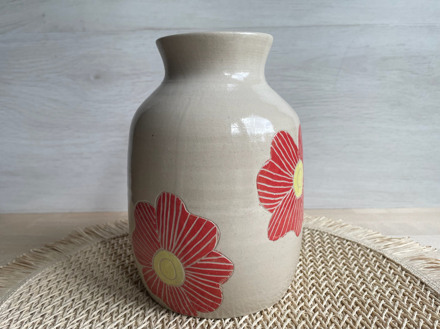 Vase fleurs rouges