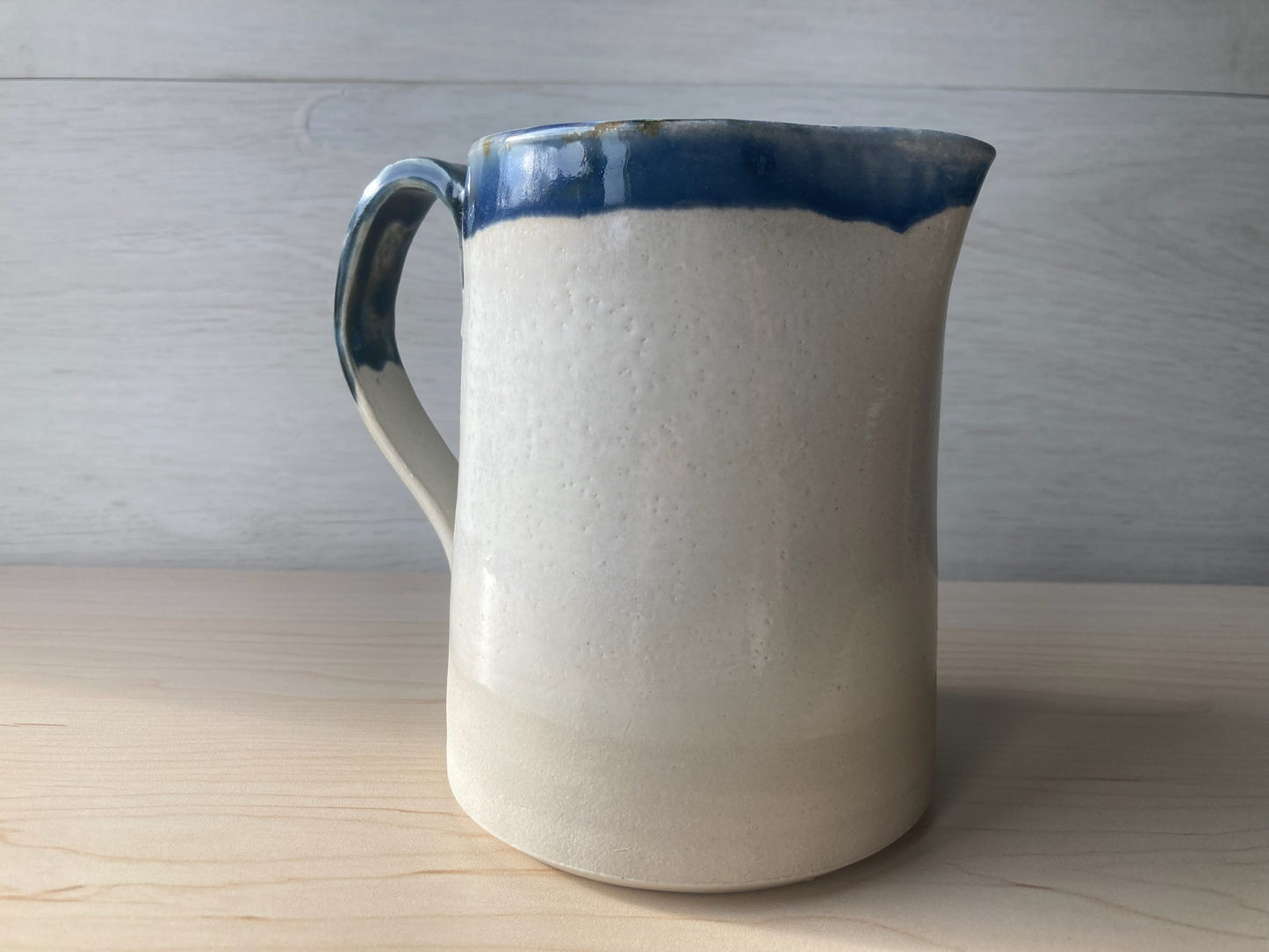 Pichet beige et bleu