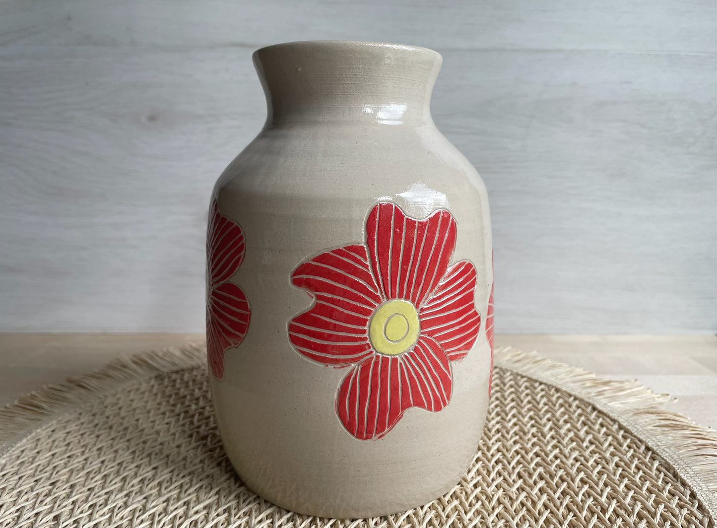 Vase fleurs rouges