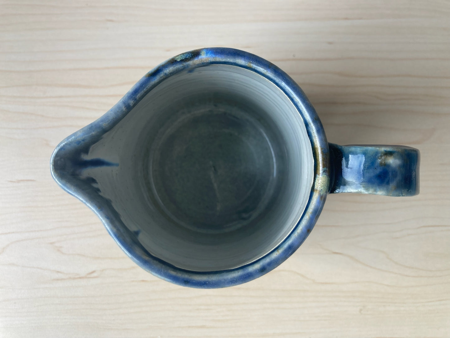 Pichet beige et bleu