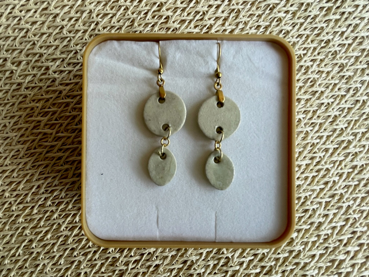 Les boucles d'oreilles Duo