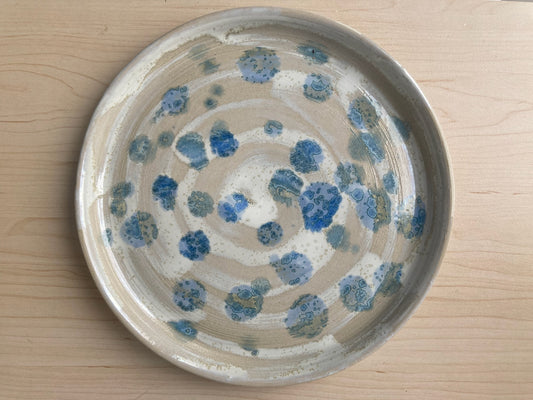 Petite assiette plate tachetée bleue