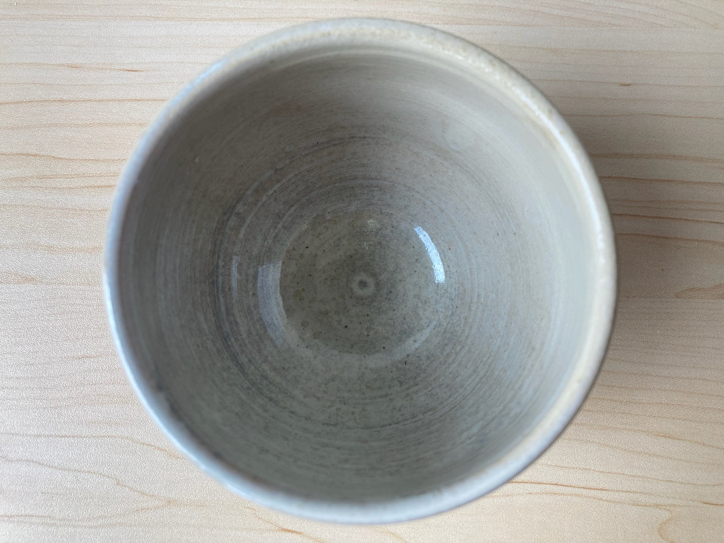 Tasse sans anse beige et blanche