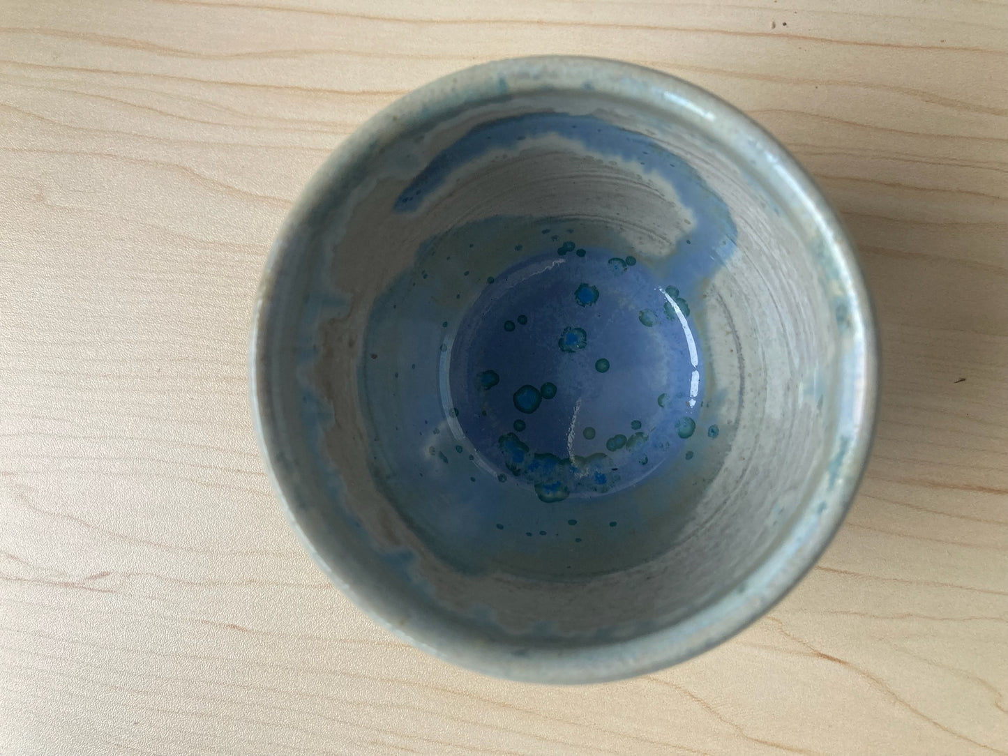 Petite tasse sans anse émaillée en dégradé de bleu vert