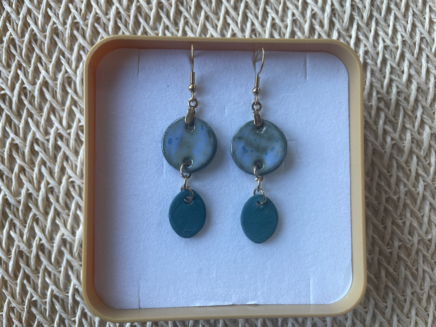 Les boucles d'oreilles Duo