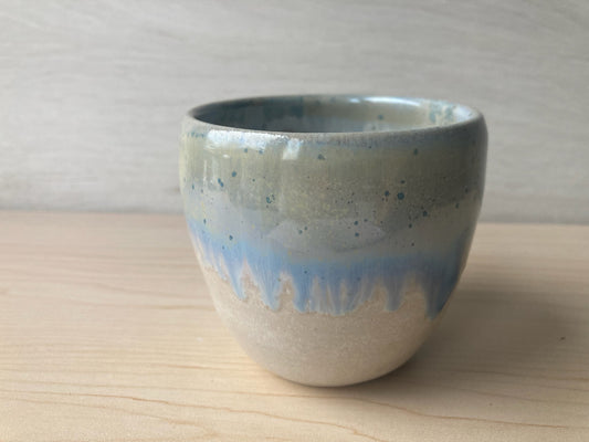 Petite tasse sans anse émaillée en dégradé de bleu vert