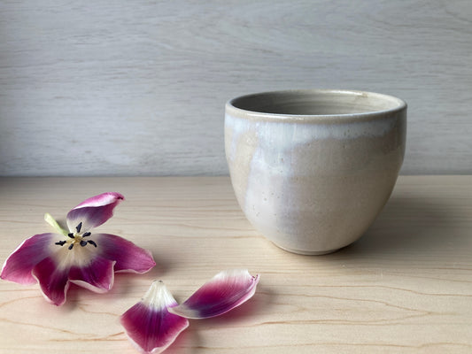 tasse sans anse beige et blanche