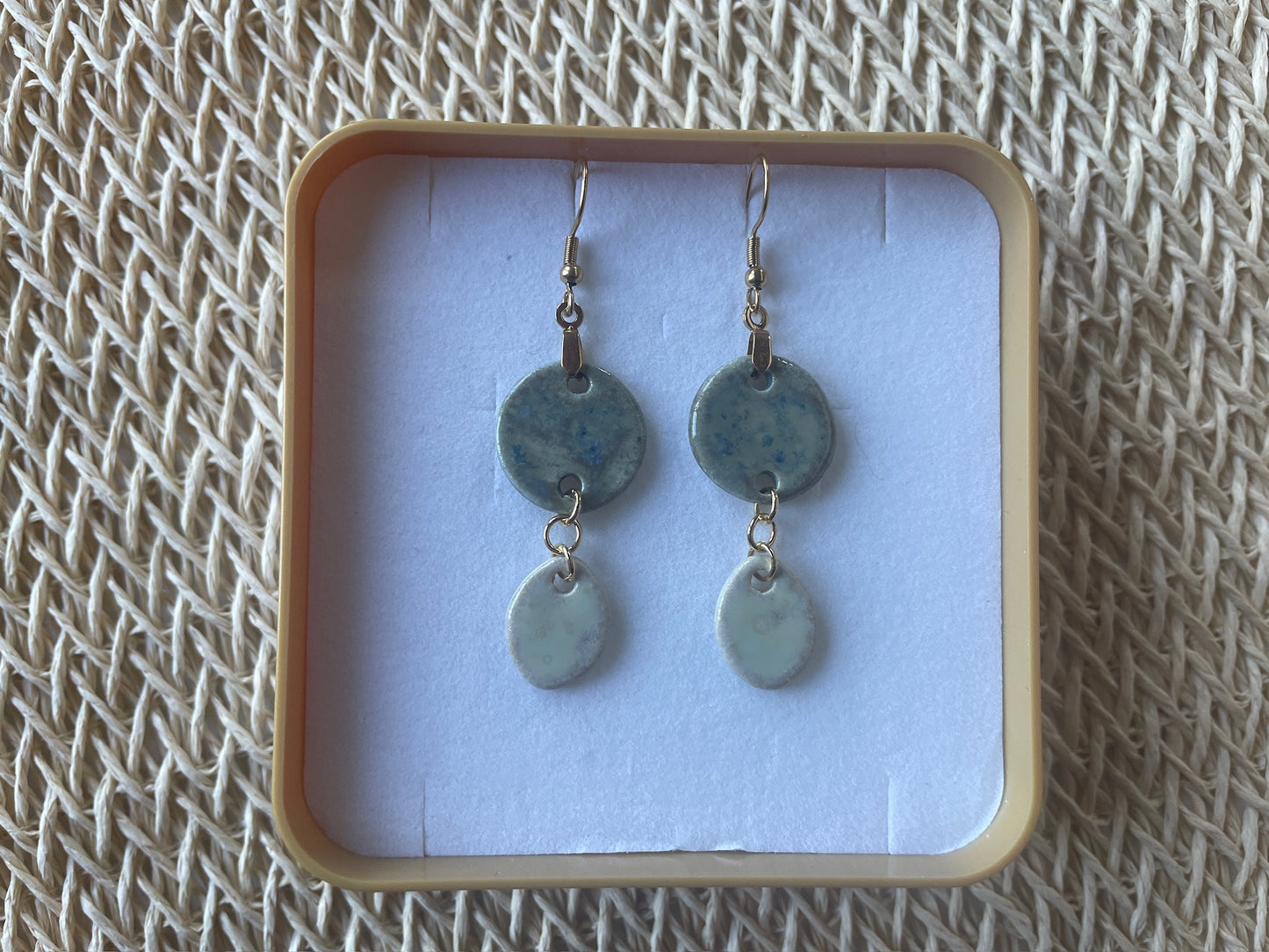 Les boucles d'oreilles Duo
