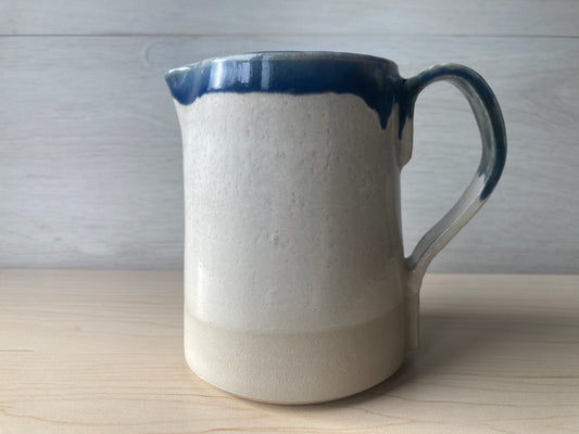 Pichet beige et bleu