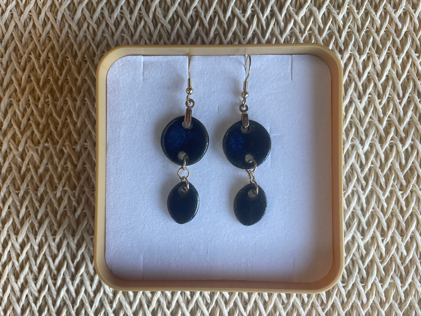 Les boucles d'oreilles Duo