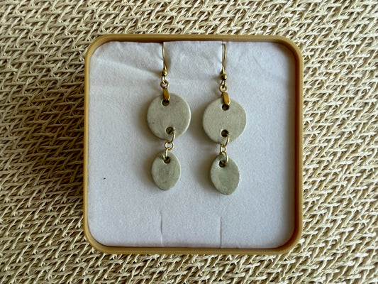 Les boucles d'oreilles Duo