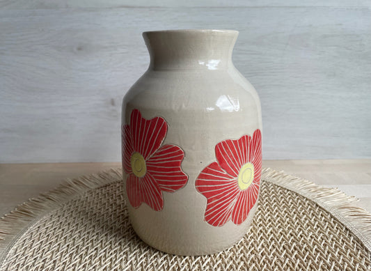 Vase fleurs rouges