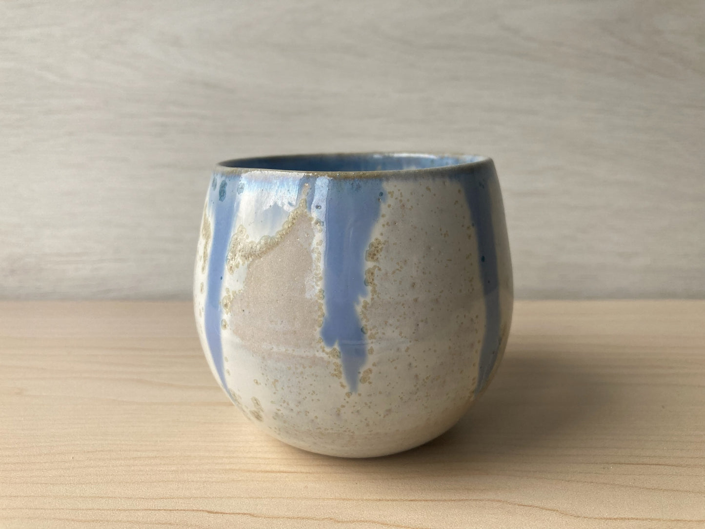 Tasse sans anse rayée bleu et blanc