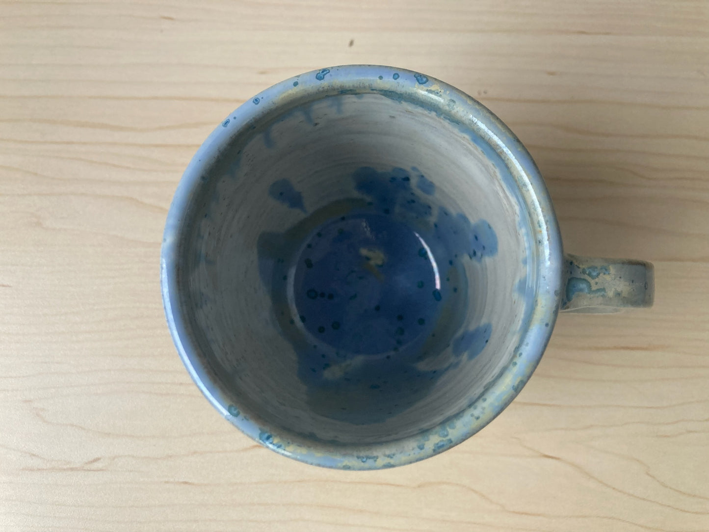 Mug beige, bleu et vert